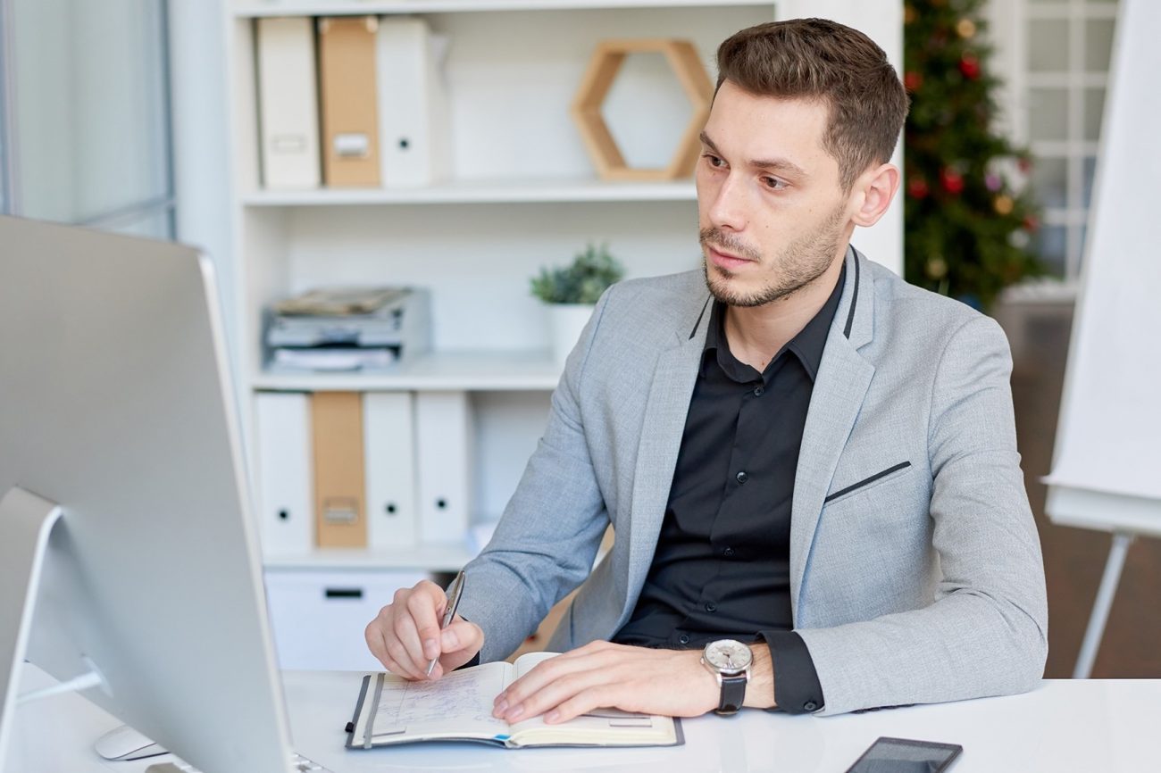 Follow these tips to conduct better performance reviews.