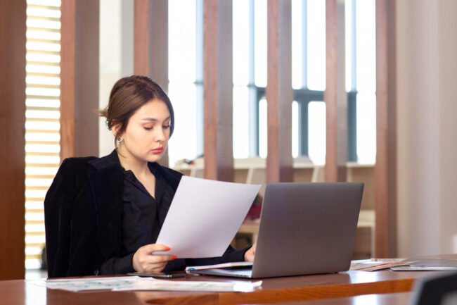 image-identity-verification-preventing-hiring-fraud HR professional using identity verification to prevent hiring fraud